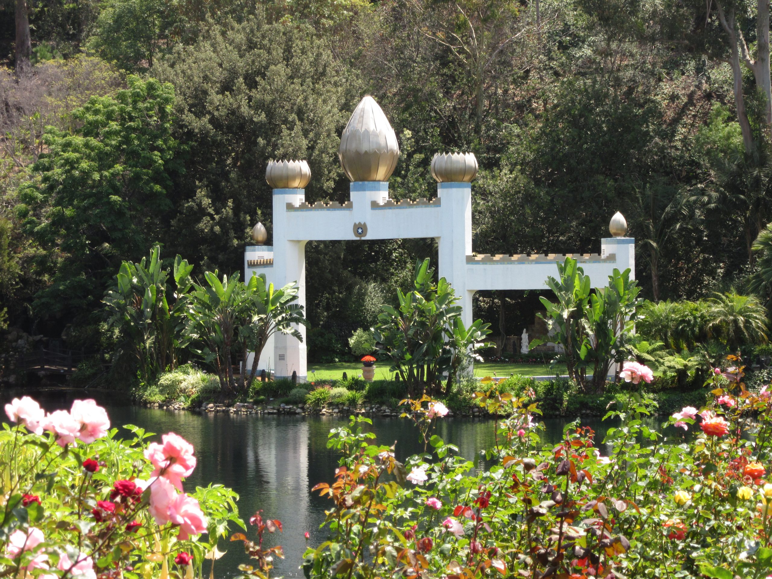 Self Realization Fellowship’s Lake Shrine (Gandhi Memorial Archway) in Pacific Palisades, California, USA (Photograph: Todd Lorentz)
