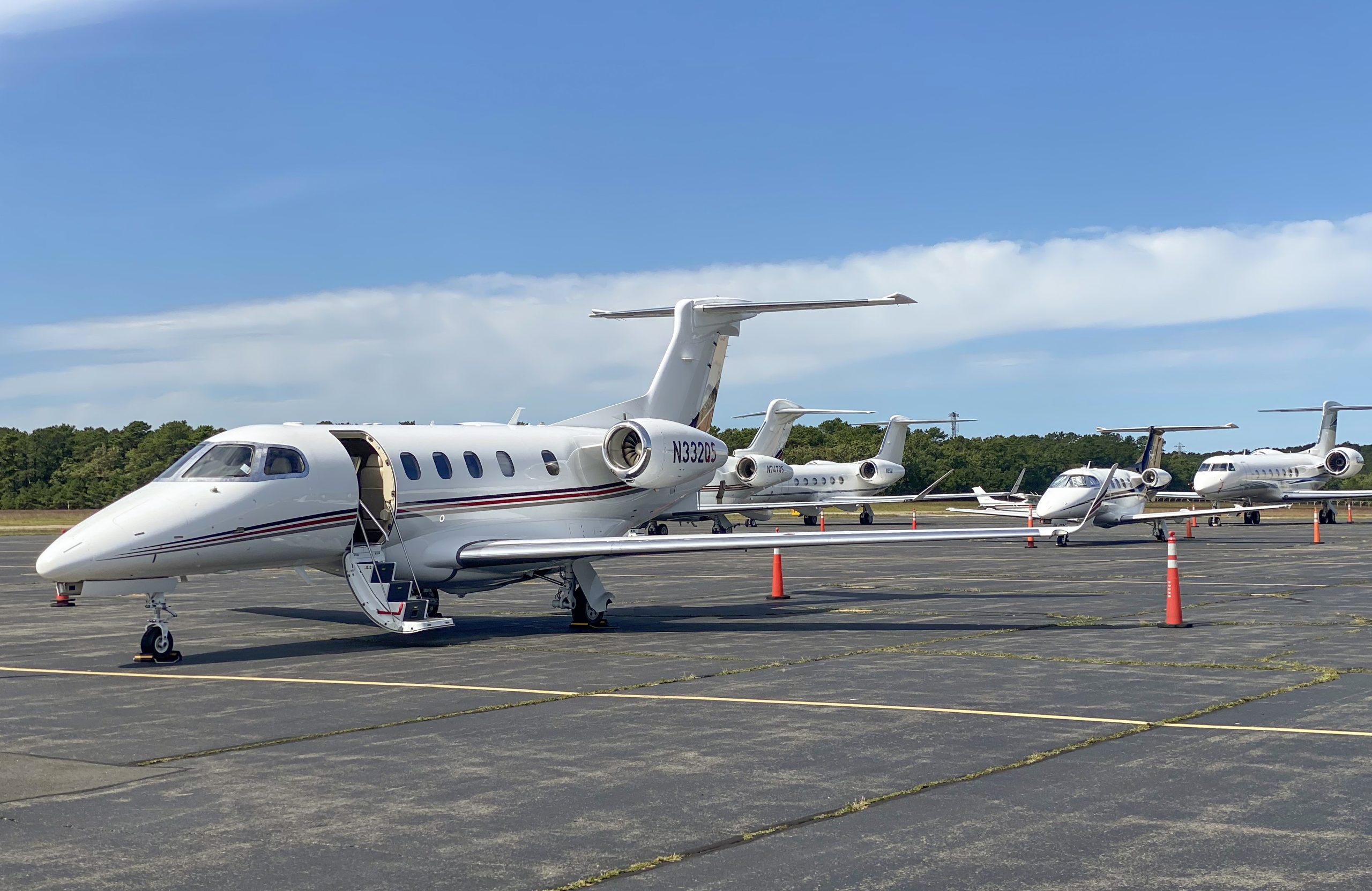 Het platform van de luchthaven van East Hampton staat vol met privéjets (Foto: Quintin Soloviev, <a href='https://commons.wikimedia.org/wiki/File:Town_of_East_Hampton_Airport_ramp_full_of_private_jets.jpg' target='_blank'>Wikimedia Commons</a>)