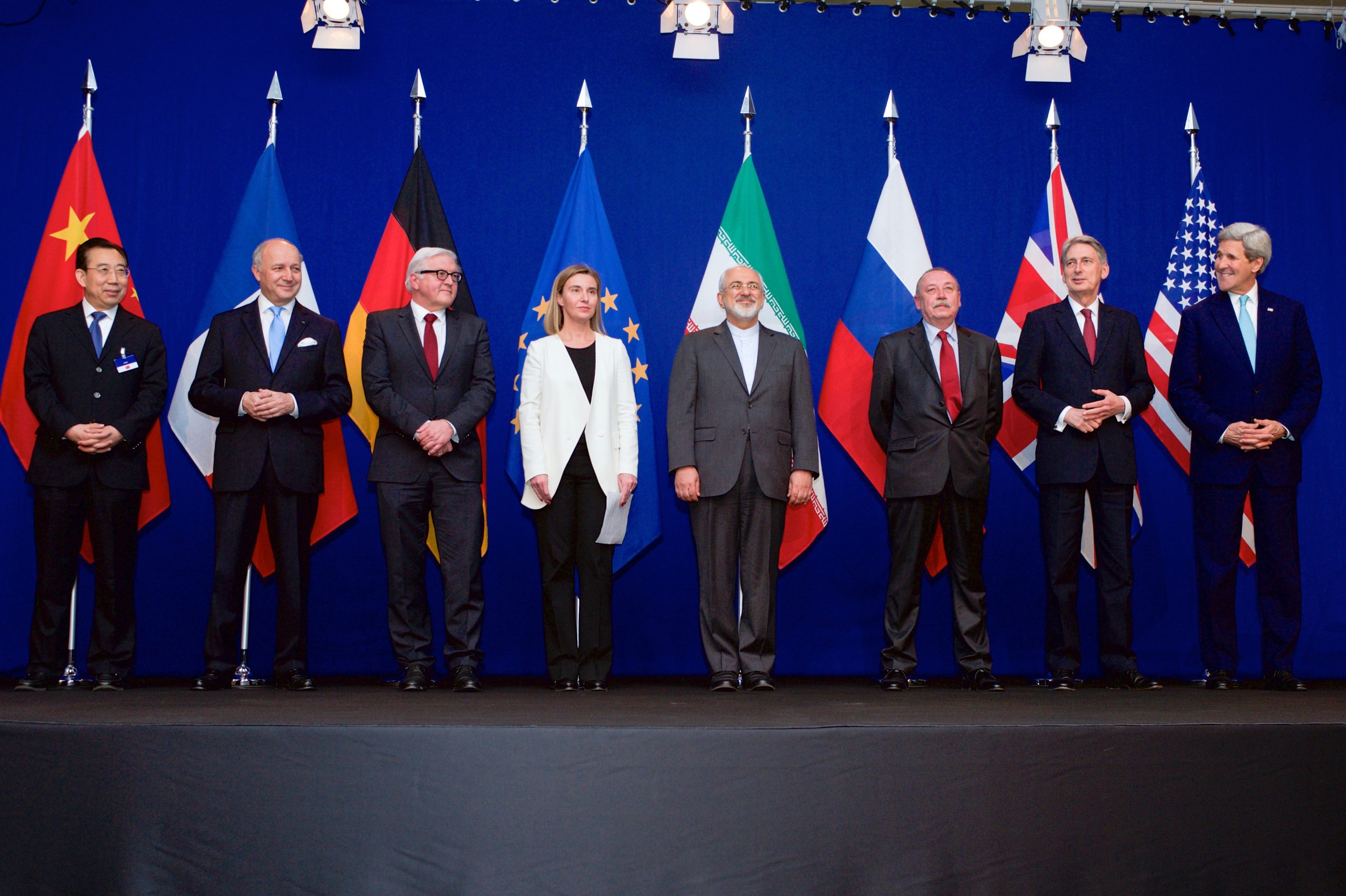 Onderhandelingen over het Iraanse nucleaire programma, Lausanne, Zwitserland, 2 april 2015 (Foto: United States Department of State, <a href='https://commons.wikimedia.org/wiki/File:Negotiations_about_Iranian_Nuclear_Program_-_the_Ministers_of_Foreign_Affairs_and_Other_Officials_of_the_P5%2B1_and_Ministers_of_Foreign_Affairs_of_Iran_and_EU_in_Lausanne.jpg' target='_blank'>Wikimedia Commons</a>)