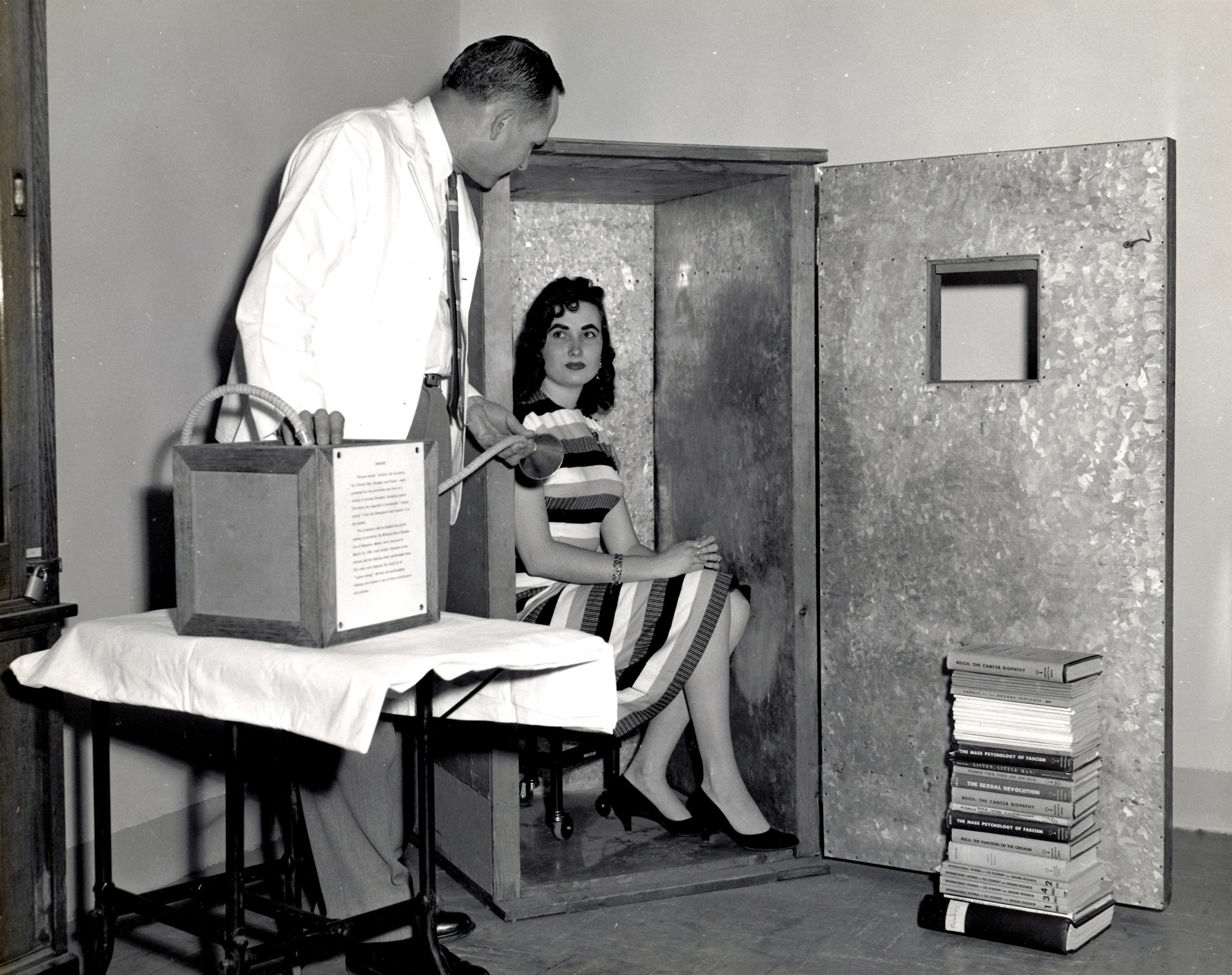 Orgon accumulator (Foto: The U.S. Food and Drug Administration, <a href='https://commons.wikimedia.org/wiki/File:Healing_Devices_(FDA_138)_(8224052279).jpg' target='_blank'>Wikimedia Commons</a>)