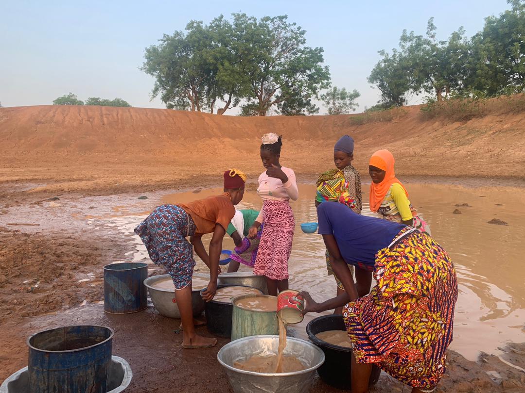 Waterschaarste als gevolg van klimaatverandering (Foto: Nkpelawuni, <a href='https://commons.wikimedia.org/wiki/File:Water_scarcity_due_to_climate_change.jpg' target='_blank'>Wikimedia Commons</a>)