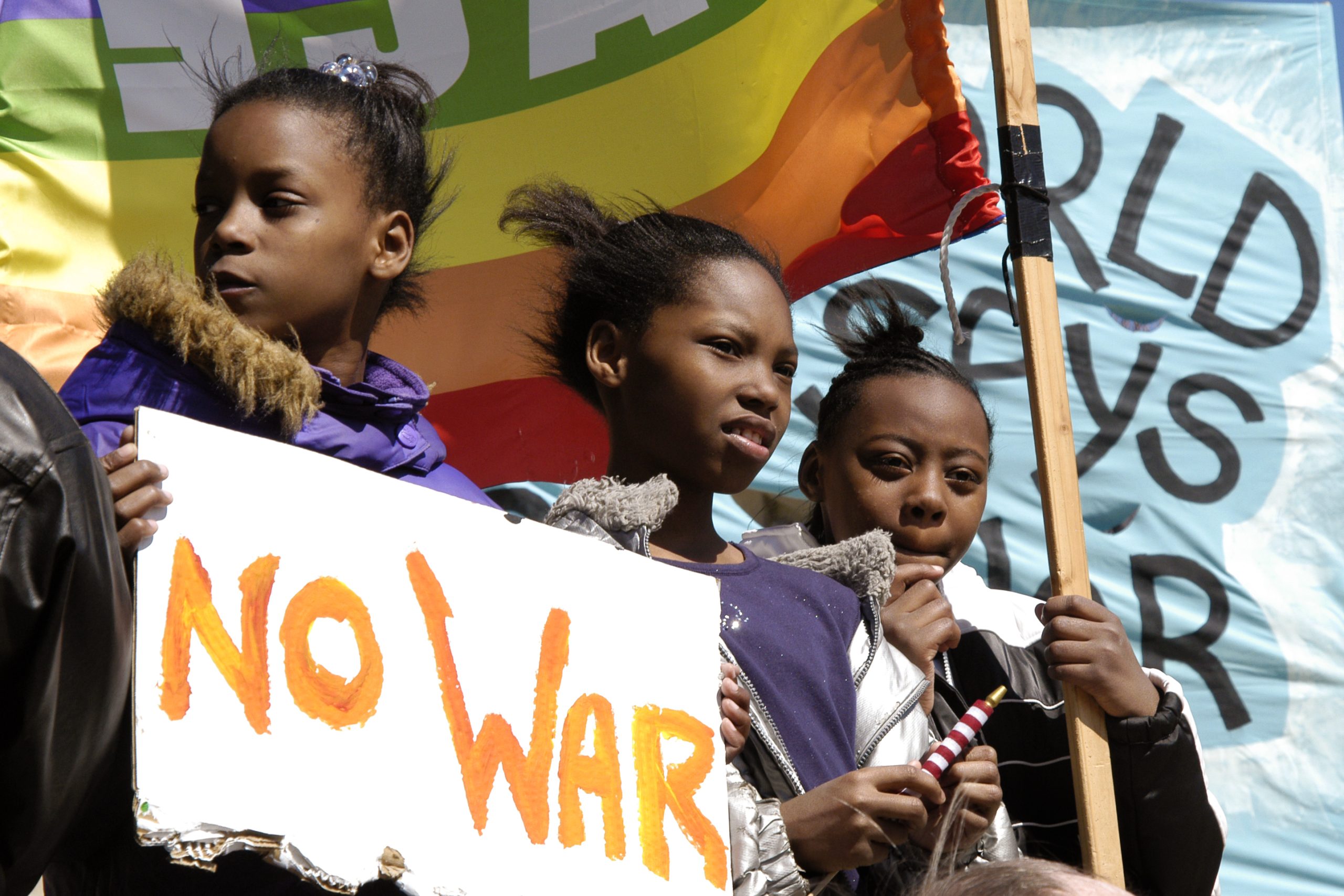 Vredesbijeenkomst ter gelegenheid van de herdenking van de oorlog in Irak, O'Donnell Park, Milwaukee, 20 maart 2004 (Foto: Susan Ruggles, <a href='https://commons.wikimedia.org/wiki/File:Iraq_War_protest_0028_%2851067177057%29.jpg' target='_blank'>Wikimedia Commons</a>)