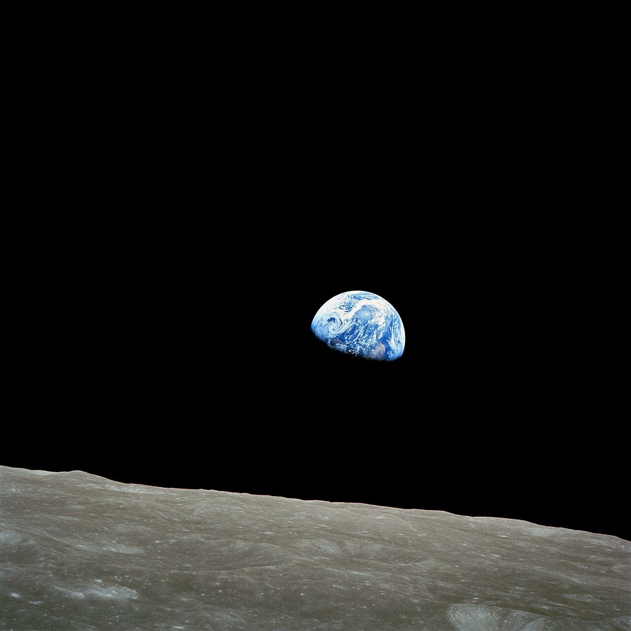 <span style='font-size:1.1em;'><strong>“Niet één land bezit de wereld of kan haar regeren.”</strong></span><br>
NASA Apollo8 Earthrise (Foto: NASA/Bill Anders, <a href='https://en.wikipedia.org/wiki/File:NASA-Apollo8-Dec24-Earthrise.jpg' target='_blank'>Wikimedia Commons</a>)