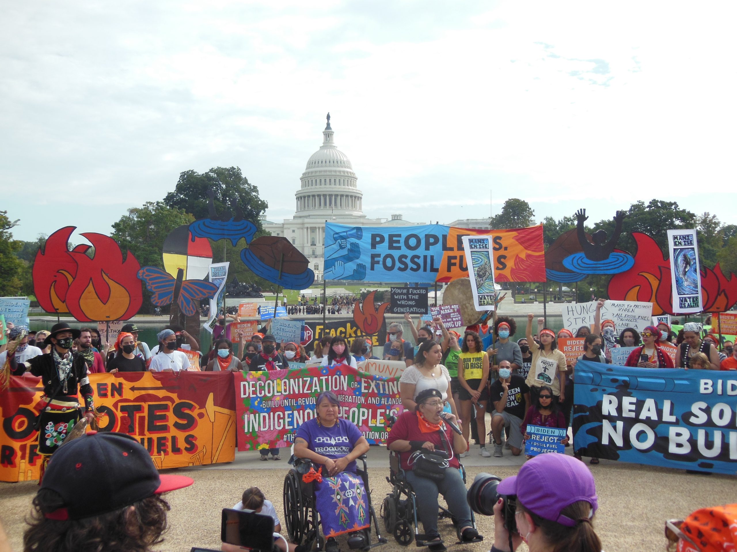 Demonstratie tegen fossiele brandstoffen (Foto: Frypie, <a href='https://commons.wikimedia.org/wiki/File:People_vs._Fossil_Fuels_3026_04.jpg' target='_blank'>Wikimedia Commons</a>)