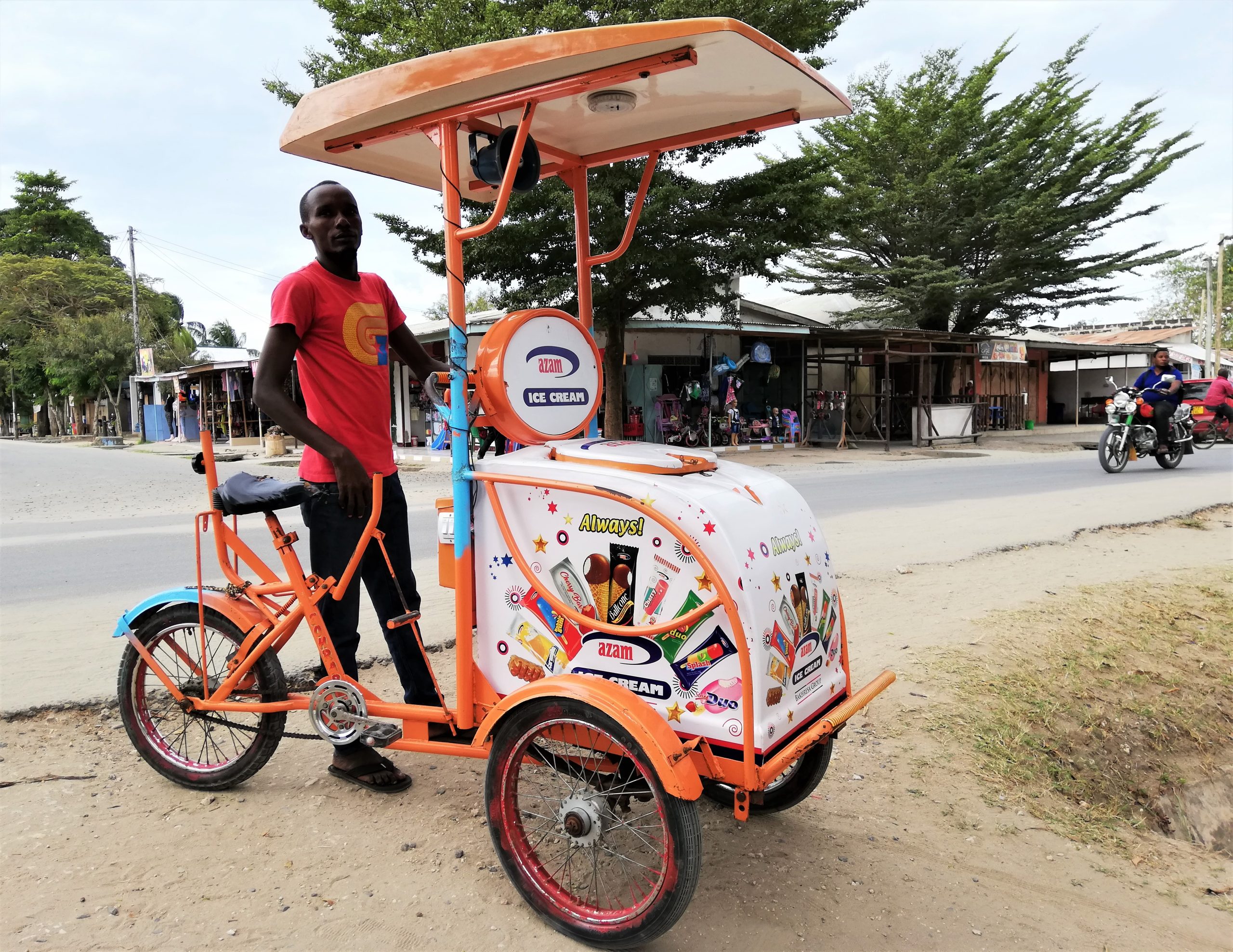 Ice cream seller in Bagamoyo, Tanzania (Photograph: Sarvesh Lutchmun, <a href='https://commons.wikimedia.org/wiki/File:Ice_cream_seller_in_Bagamoyo,_Tanzania.jpg' target='_blank'>Wikimedia Commons</a>)