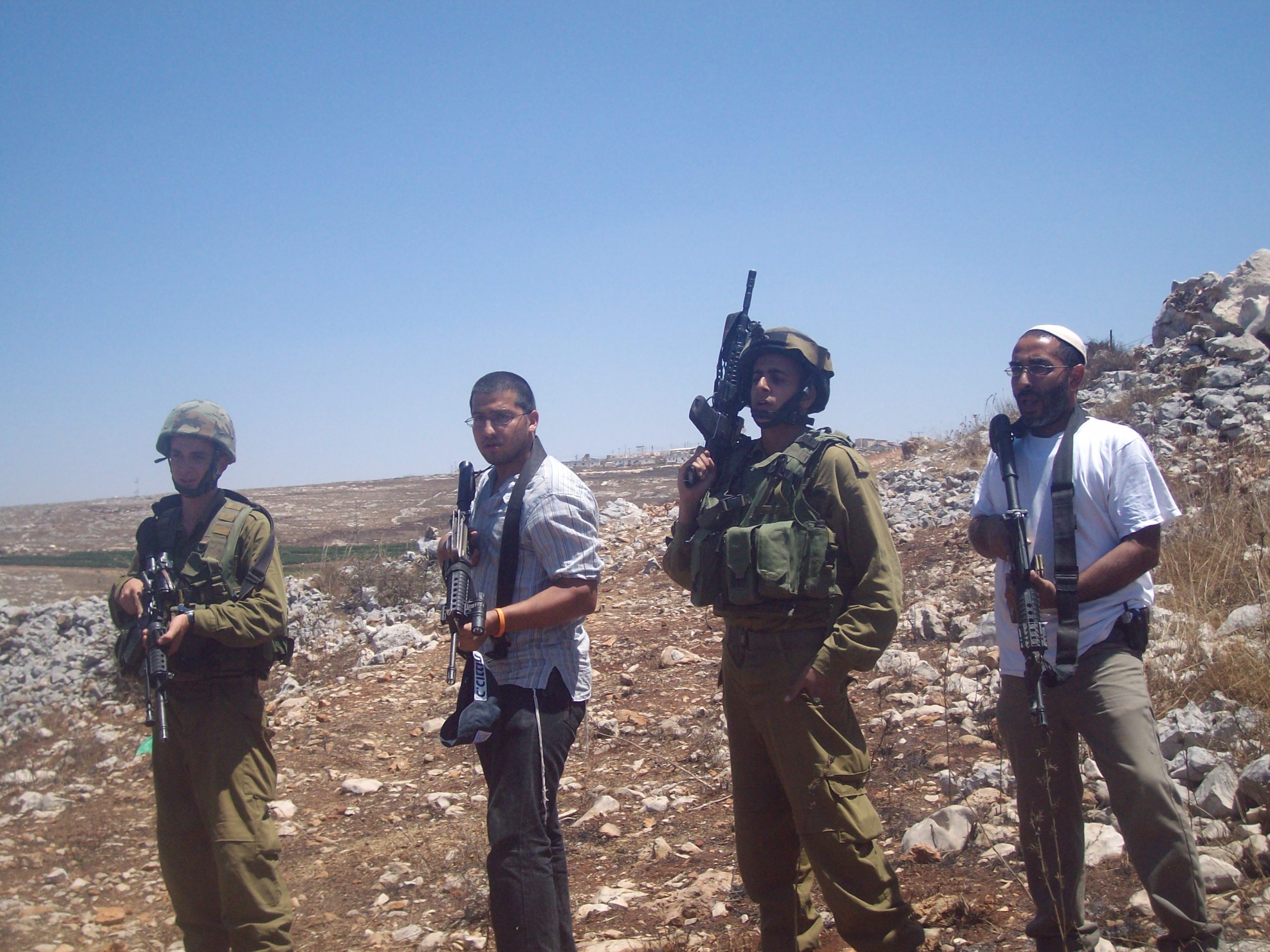 Israëlische militairen en kolonisten in Iraq Burin, Palestina (Foto: <a href='https://commons.wikimedia.org/wiki/File:SettlersSoldiersIraqBurin.jpg' target='_blank'>Wikimedia Commons</a>)