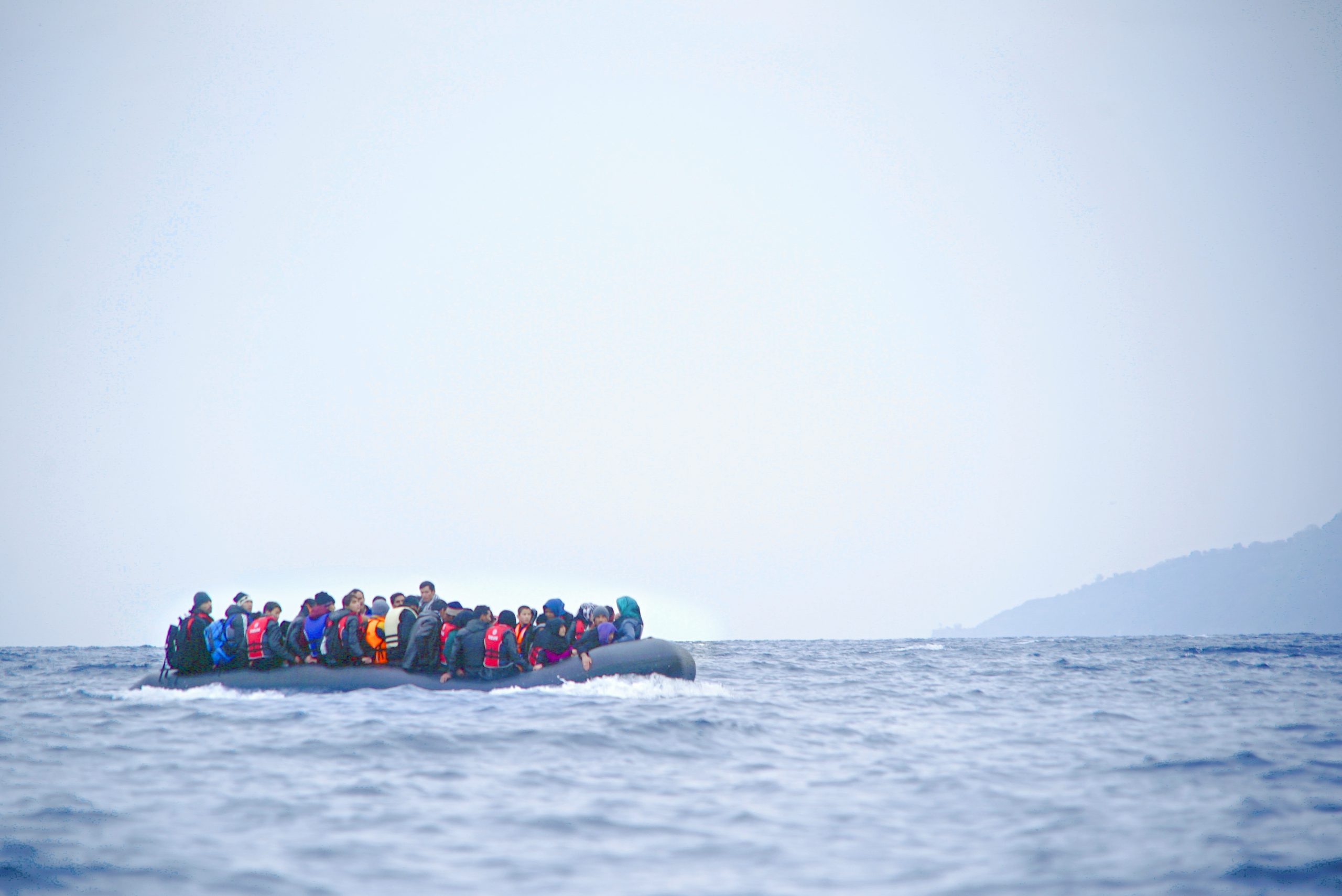 Vluchtelingen steken vanaf Turkse kust Middellandse Zee over naar Griekse eiland Lesbos, 29 januari 2016 (Foto: Mstyslav Chernov, <a href='https://commons.wikimedia.org/wiki/File:Refugees_on_a_boat_crossing_the_Mediterranean_sea,_heading_from_Turkish_coast_to_the_northeastern_Greek_island_of_Lesbos,_29_January_2016.jpg' target='_blank'>Wikimedia Commons</a>)