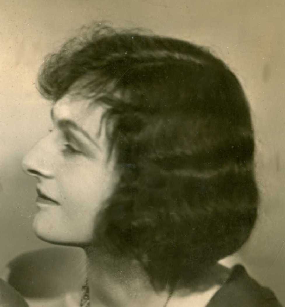 Vera Stanley Alder in 1928. Deel van de foto met Sonya Stanley Alder (Foto: SylviaStanley, <a href=‘https://commons.wikimedia.org/wiki/File:Vera_Stanley_Alder_portrait_1928.jpg’ target=‘_blank’>Wikimedia Commons</a>)