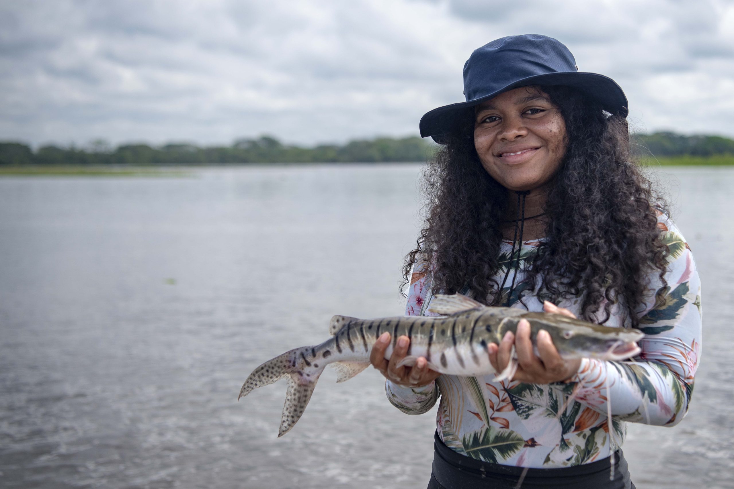 Yuvelis Morales Blanco langs de rivier de Magdalena (Foto: Christian EscobarMora voor de Goldman Environmental Prize)