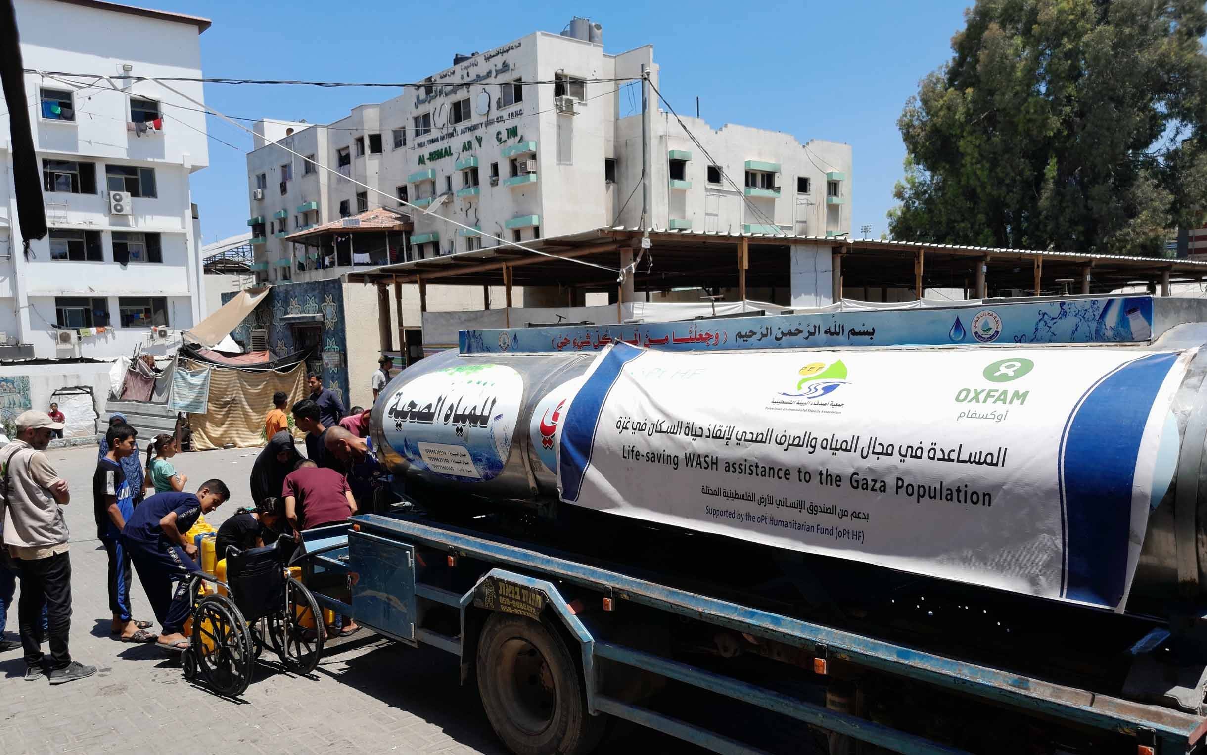 Delivering water to those in need in Gaza City. (Photograph: Ismael Snonou/Oxfam)