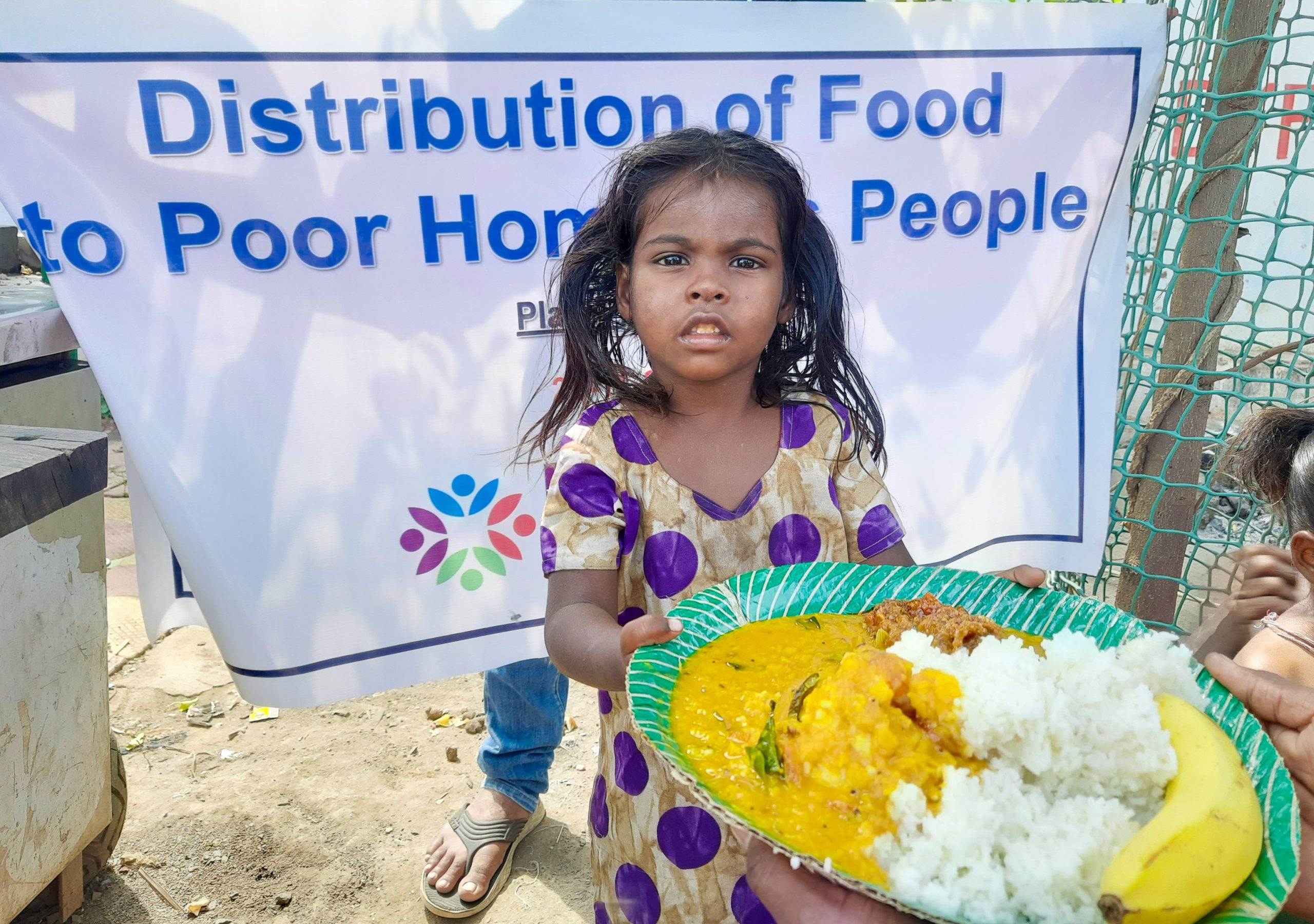 Help Foundation provide cooked fresh food to poor homeless elderly people to enhance their way of life and also ensure they eat balanced diets (Photograph: Hfindia5, <a href='https://commons.wikimedia.org/wiki/File:Donate_to_feed_homeless.jpg' target='_blank'>Wikimedia Commons</a>)