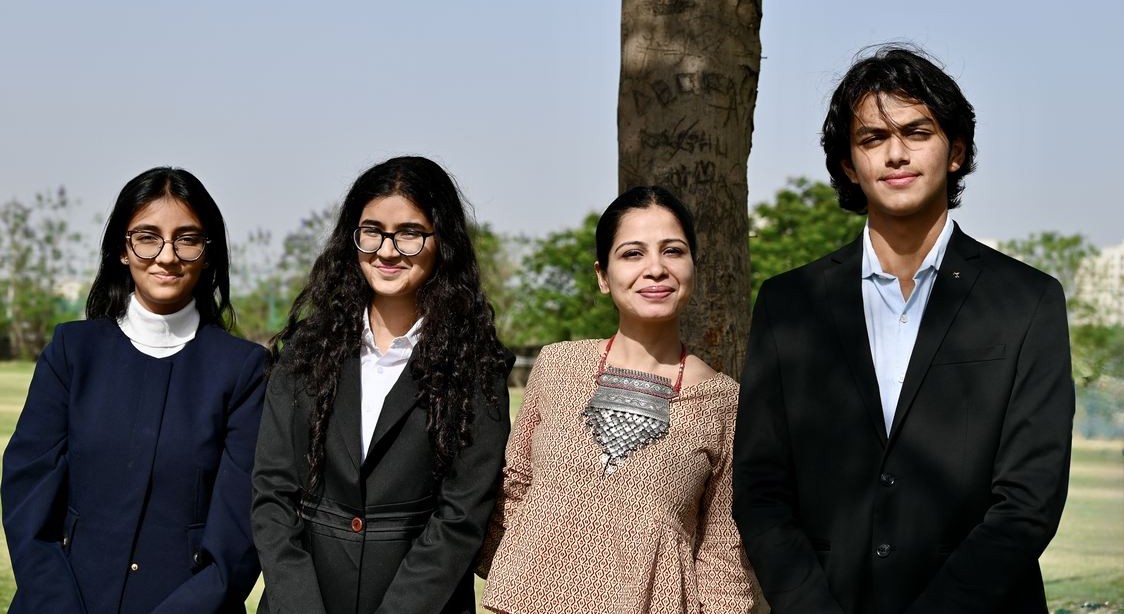 Global Earth Prize winners 2026: Avyana Mehta, Ariana Agarwal, Vivaan Chhawchharia, with their teacher Minal Jain (Photograph: <a href='https://theearthprize.pr.co/266243-earth-prize-2026-indian-teens-are-global-winners-for-magnetic-tamarind-powder-that-removes-microplastics-from-water/' target='_blank'>The Earth Prize</a>)