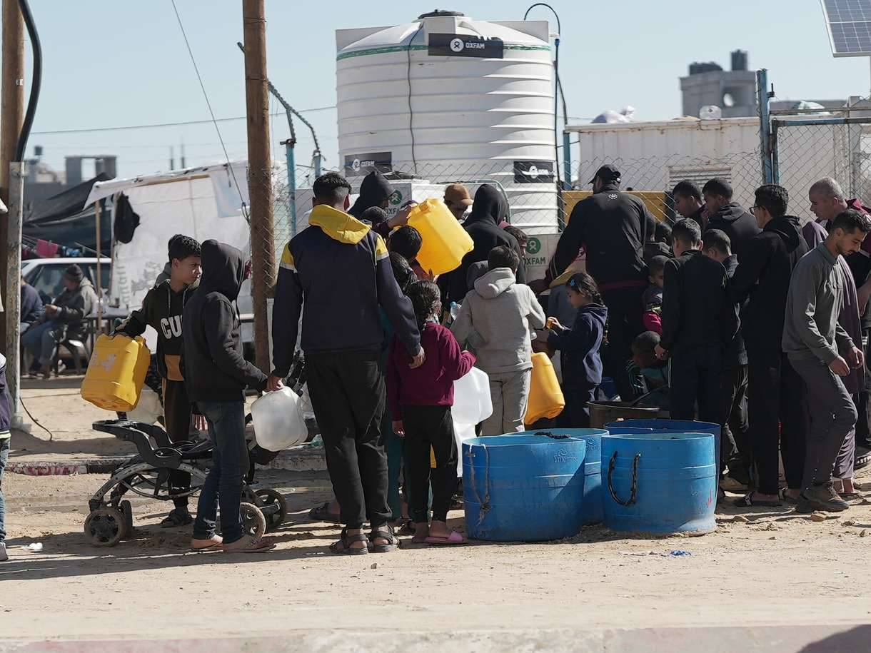 Oxfam works with the Coastal Municipalities Water Utility and Palestinian Environmental Friends Association to install water desalination units to serve people displaced by the conflict in Gaza. (Photograph: Alef Multimedia Company/Oxfam)