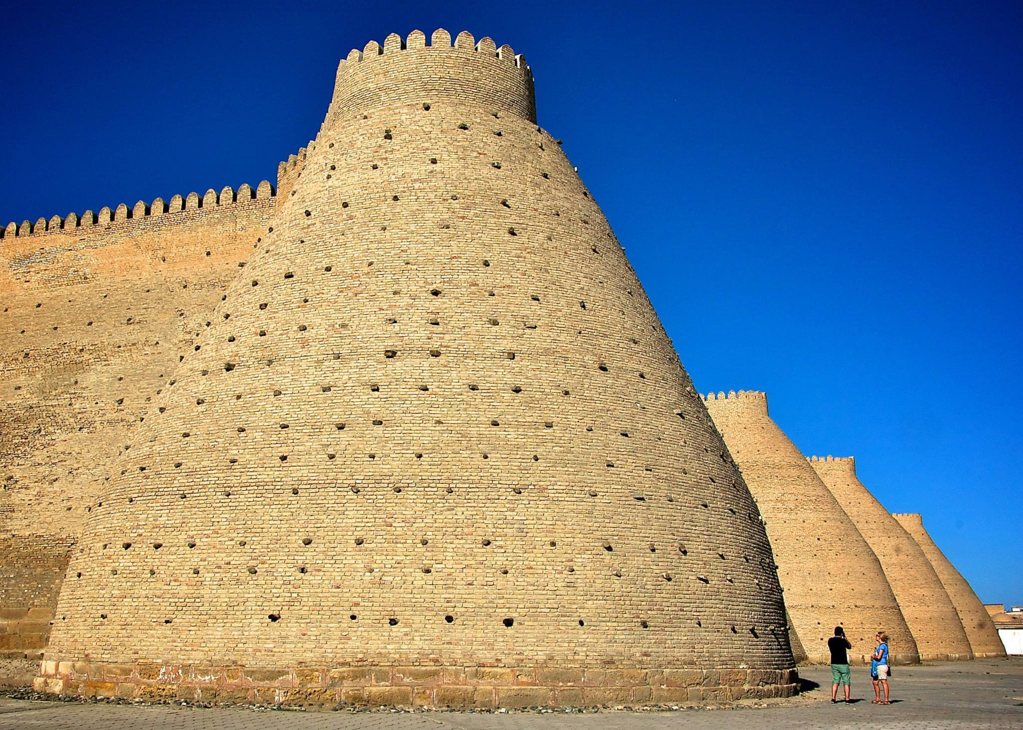 Zuidmuur van het Ark-fort in Bukhara, Oezbekistan (Foto: Christoph Höhn, <a href='https://commons.wikimedia.org/wiki/File:Southern_wall_of_Ark_of_Bukhara,_Uzbekistan_(500px_photo_56183860).jpg' target='_blank'>Wikimedia Commons</a>)