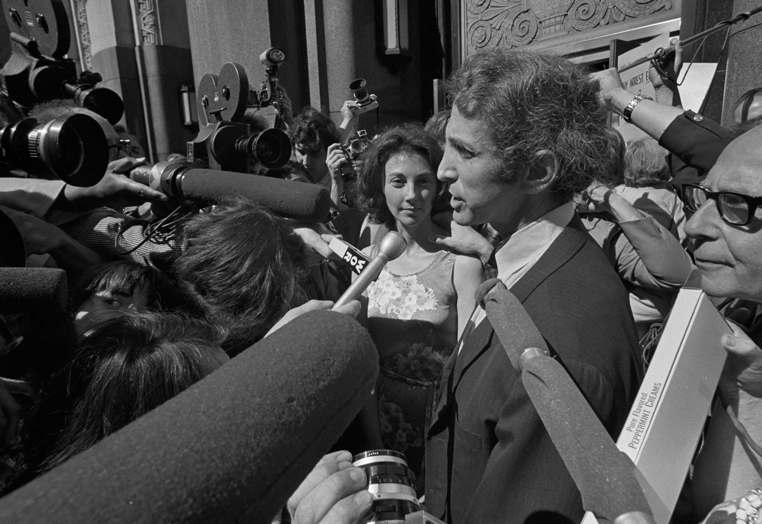 Daniel Ellsberg bij het gebouw van de federale overheid in Boston, 1971 (Foto: public domain, <a href='https://commons.wikimedia.org/wiki/File:Daniel_Ellsberg_at_Boston_federal_building,_1971.jpg' target='_blank'>Wikimedia Commons</a>)