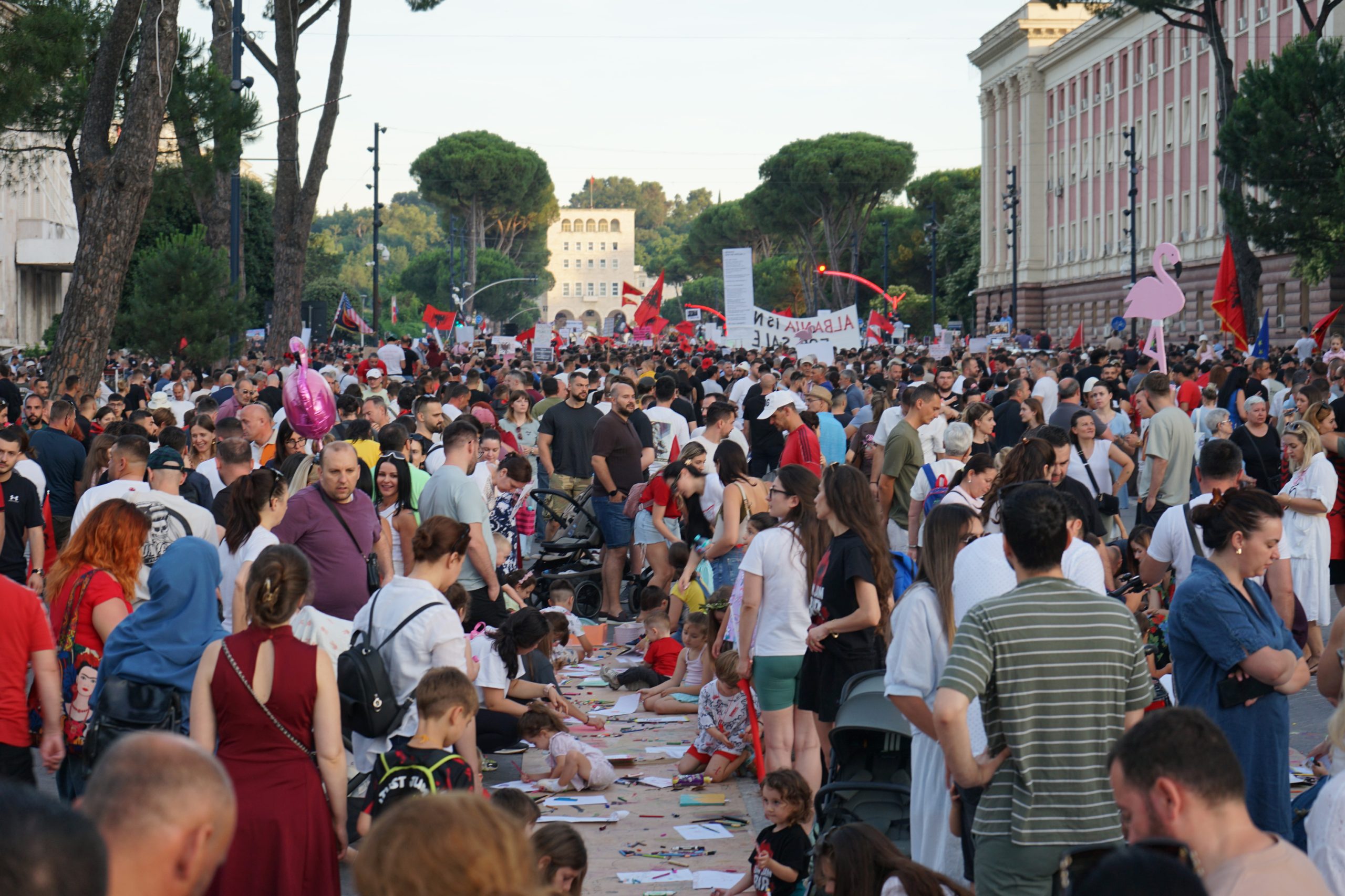 Flamingo Revolutie: demonstraties tegen de regering in Tirana, 14 juni 2026 (Foto: Albinfo, <a href='https://commons.wikimedia.org/wiki/File:Flamingo_Revolution_Tirana_Protest_nr15_June_14_2026_36.jpg' target='_blank'>Wikimedia Commons</a>)