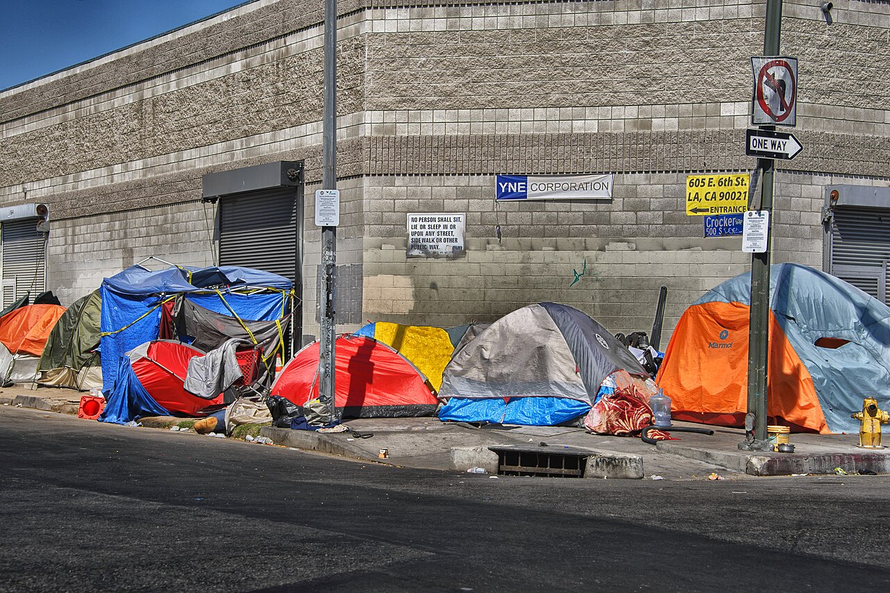 Tenten van daklozen in Skid Row, Los Angeles (Foto: Russ Allison Loar, <a href='https://commons.wikimedia.org/wiki/File:Tenting_in_Los_Angeles_Skid_Row.jpg' target='_blank'>Wikimedia Commons</a>)