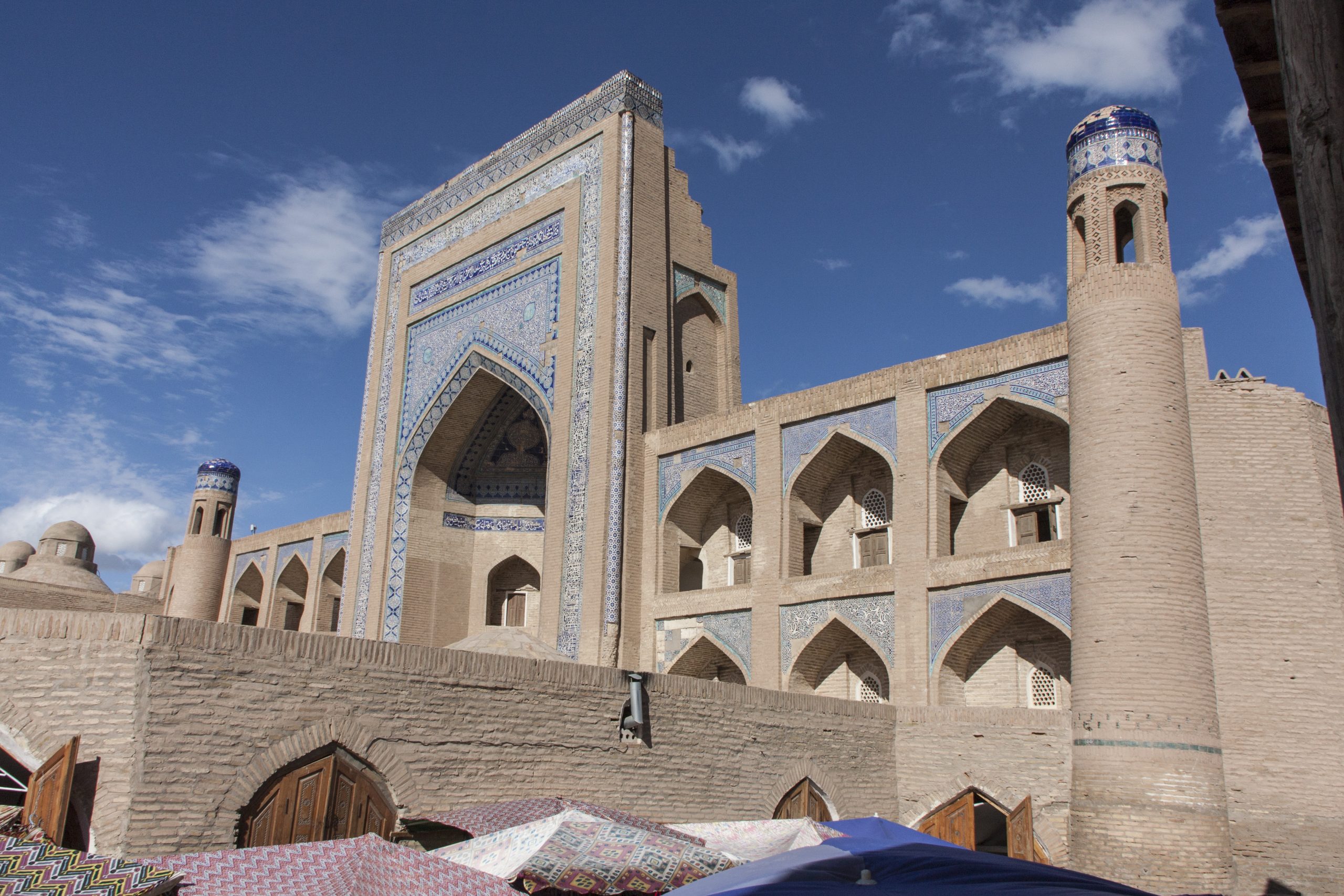 Alla Kouli Khan madrasa, Khiva, Oezbekistan (Foto: Davide Mauro, <a href='https://commons.wikimedia.org/wiki/File:Alla_Kouli_Khan_madrasa.jpg' target='_blank'>Wikimedia Commons</a>)