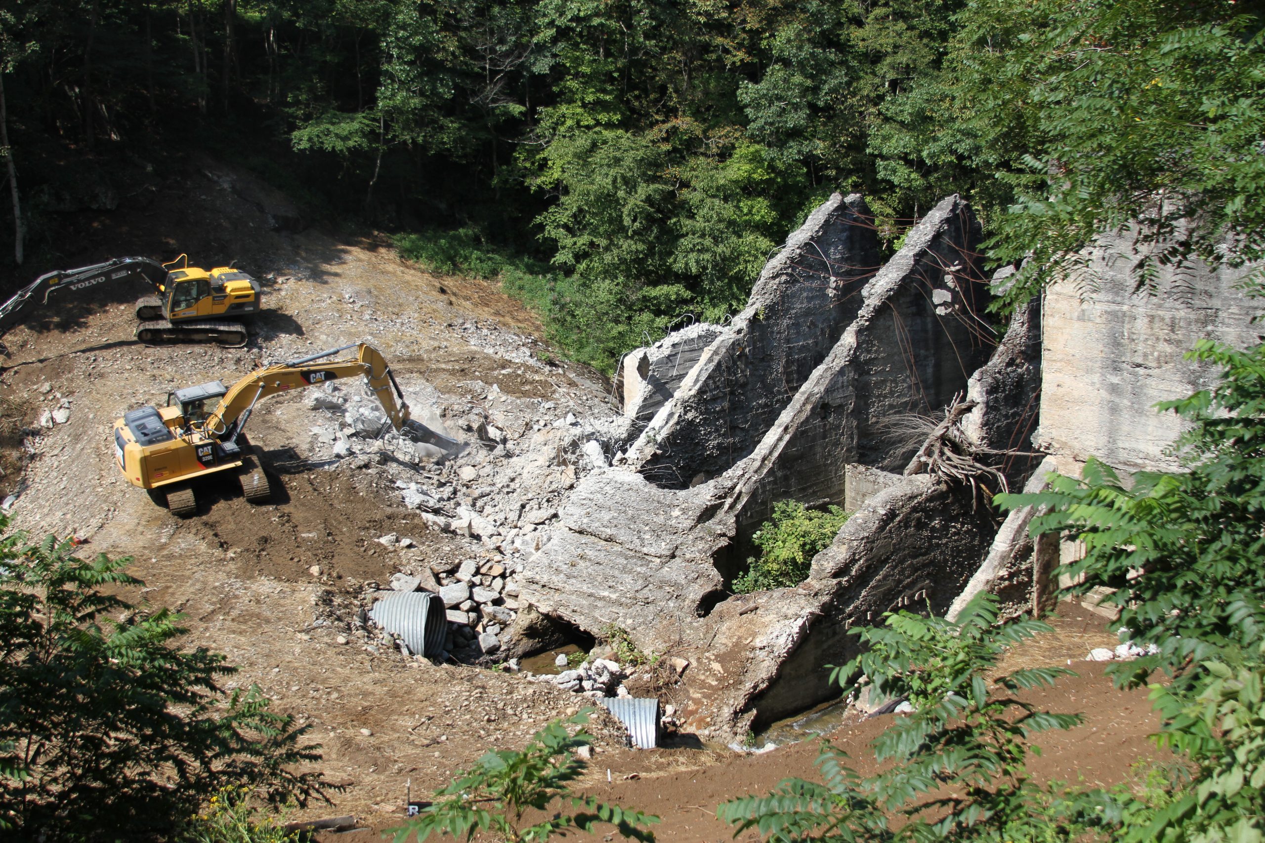 Sloop van een dam in volle gang (Foto: USFWS/Southeast, <a href='https://commons.wikimedia.org/wiki/File:Dam_removal_in_process_(30521599236).jpg' target='_blank'>Wikimedia Commons</a>)