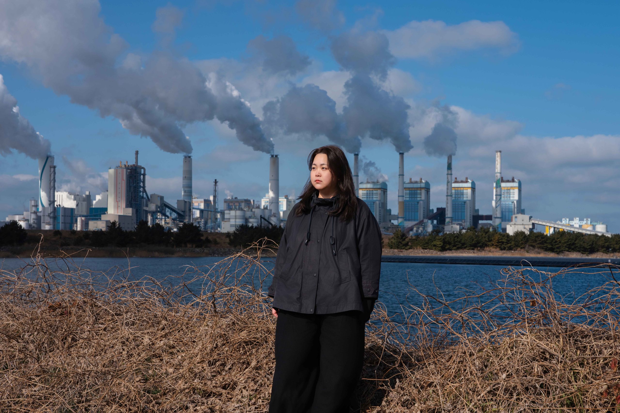 Borim Kim voor de kolencentrale van Taean (Foto: Goldman Environmental Prize)