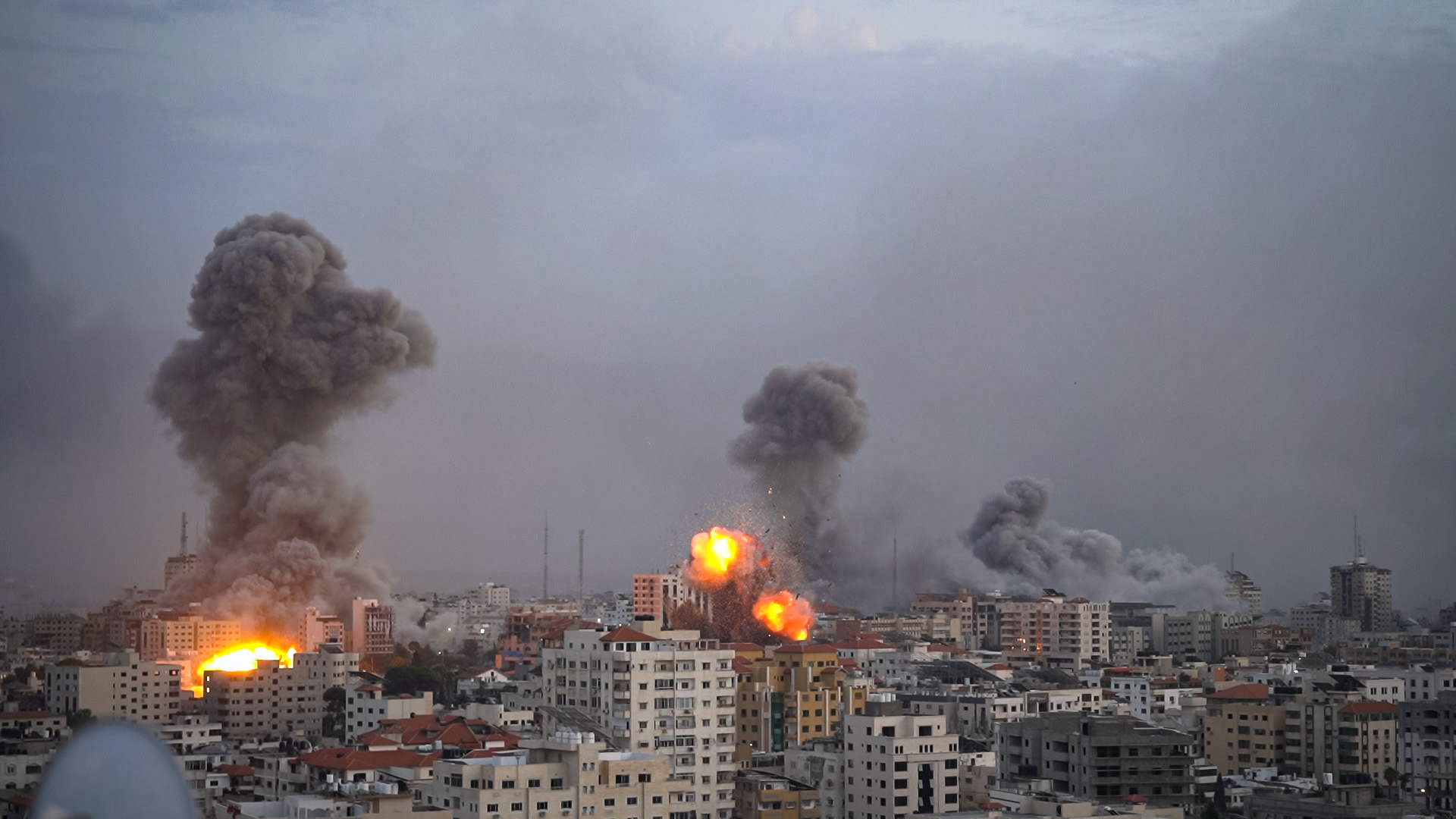 Israeli airstrikes on the Gaza Strip (Photograph: Jaber Jehad Badwan, <a href='https://commons.wikimedia.org/wiki/File:Israeli_airstrikes_on_the_Gaza_Strip,_on_civilian_homes_during_the_Gaza_War_23-25.png' target='_blank'>Wikimedia Commons</a>)
